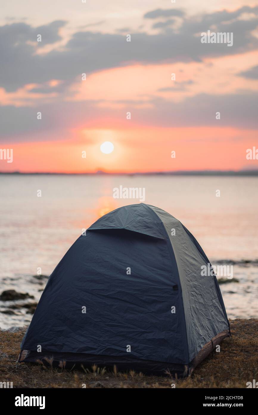 Campeggio al tramonto sulla spiaggia Foto Stock