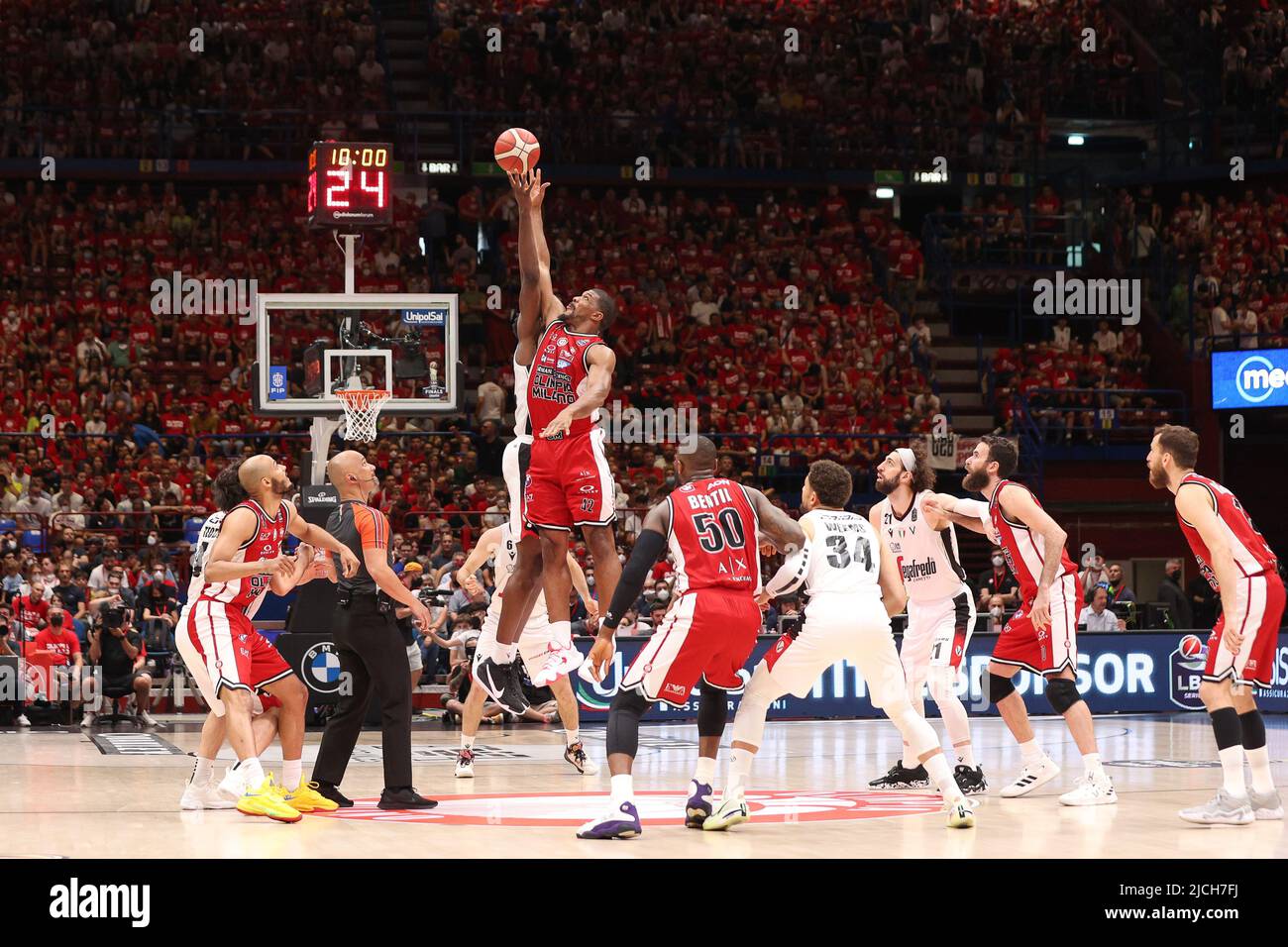 Milano, Italia. 12th giugno 2022. Italia, Milano, 12 2022 giugno: Palla a due durante la partita di basket A|X Armani Exchange Milano vs Virtus Bologna, finale game3 LBA 2021-2022 al Mediolanum Forum (Foto di Fabrizio Andrea Bertani/Pacific Press/Sipa USA) Credit: Sipa USA/Alamy Live News Foto Stock