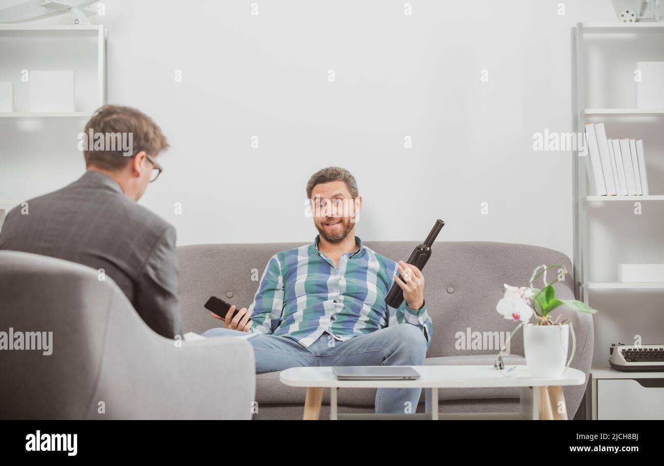 Risolvere il problema, dipendenza da alcol, ubriaco e abuso di alcol. Servizio sociale, paziente psicologico. Psicologia, concetto di terapia mentale. Alcolismo Foto Stock
