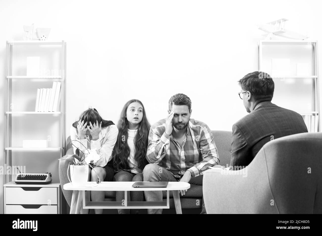La famiglia alla sessione di psicologia. I genitori raccontano allo psicologo problemi familiari o infantili. Foto Stock