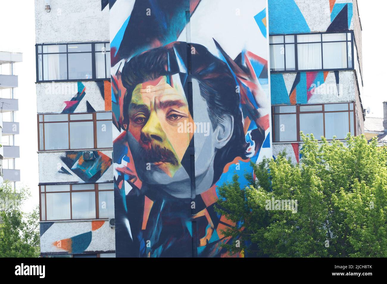 Nizhny Novgorod, Russia, 06.11.2022. Terrapieno Feodorvskogo. Street art, Ritratto dello scrittore Maxim Gorky sulla facciata di Foto Stock