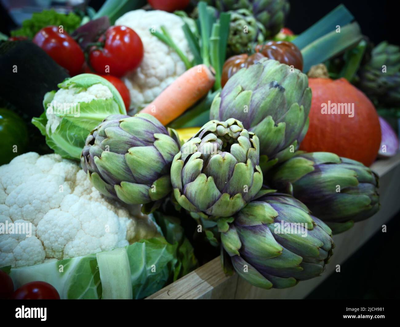 Berlino, Germania. 07th Apr 2022. Carciofi alla Fruit Logistica, la fiera internazionale della frutta e della verdura, fotografata il 07.04.2022 nelle sale espositive di Berlino Charlottenburg. La fiera principale si è svolta senza i requisiti di Corona. © BY XAMAX Credit: XAMAX/dpa/Alamy Live News Foto Stock