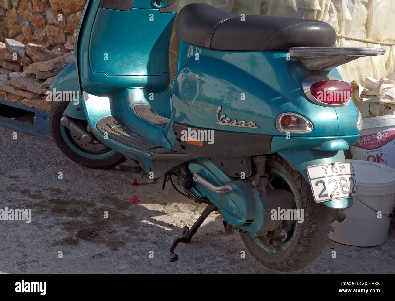 Vespa scooter parcheggiato dalla strada, isola di Tilos Dodecaneso, vicino Rodi Grecia Foto Stock