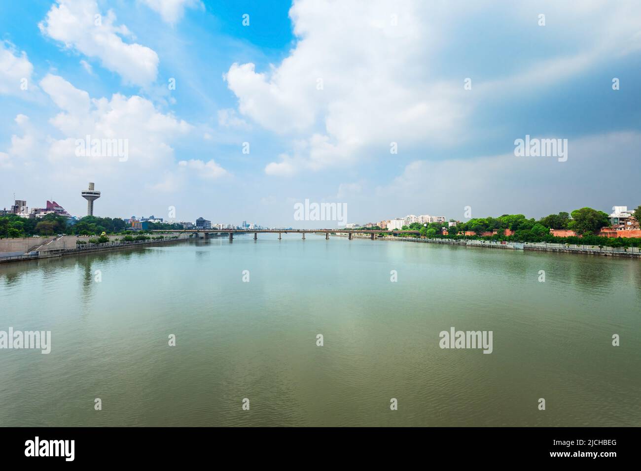Vista aerea del fiume Sabarmati nella città di Ahmedabad, Gujarat stato dell'India Foto Stock