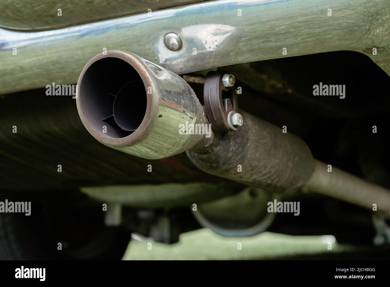 Tubo di scarico per auto. Vecchio silenziatore auto, primo piano Foto Stock