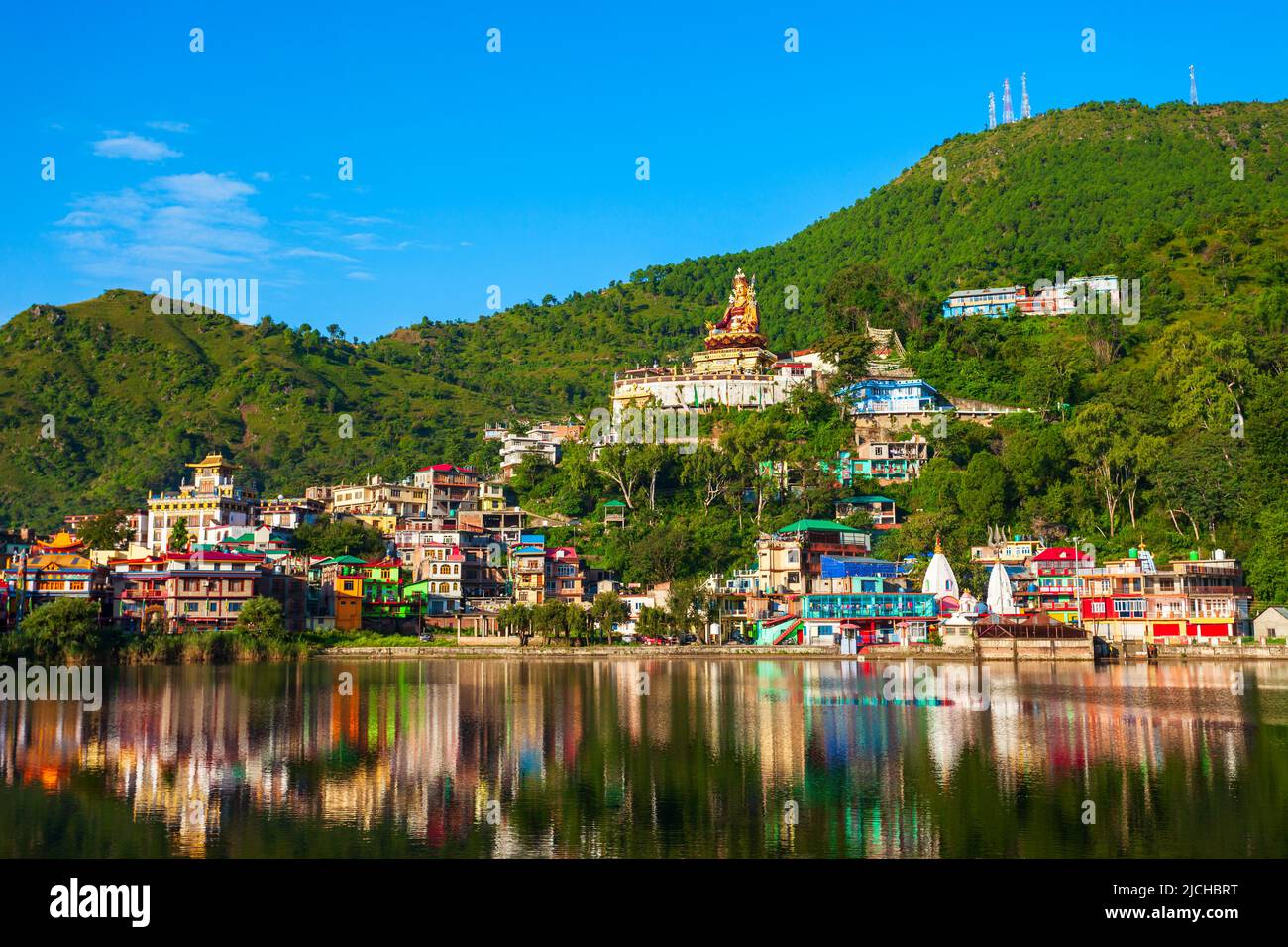 Rewalsar o Tso Pema è una piccola città, lago e luogo di pellegrinaggio buddista vicino a Mandi, stato Himachal Pradesh in India Foto Stock