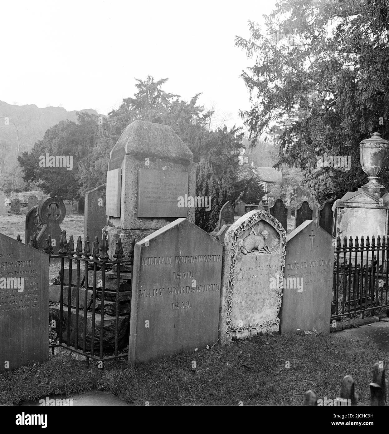 1950s, storica, la lapide del romantico poeta inglese, William Wordsworth, presso la chiesa di St Oswald, Grasmere, Cumbria, Inghilterra, Regno Unito. Nato nel 1770, fu nominato poeta Laureato del Regno Unito nel 1843. Morì nel 1850. Foto Stock