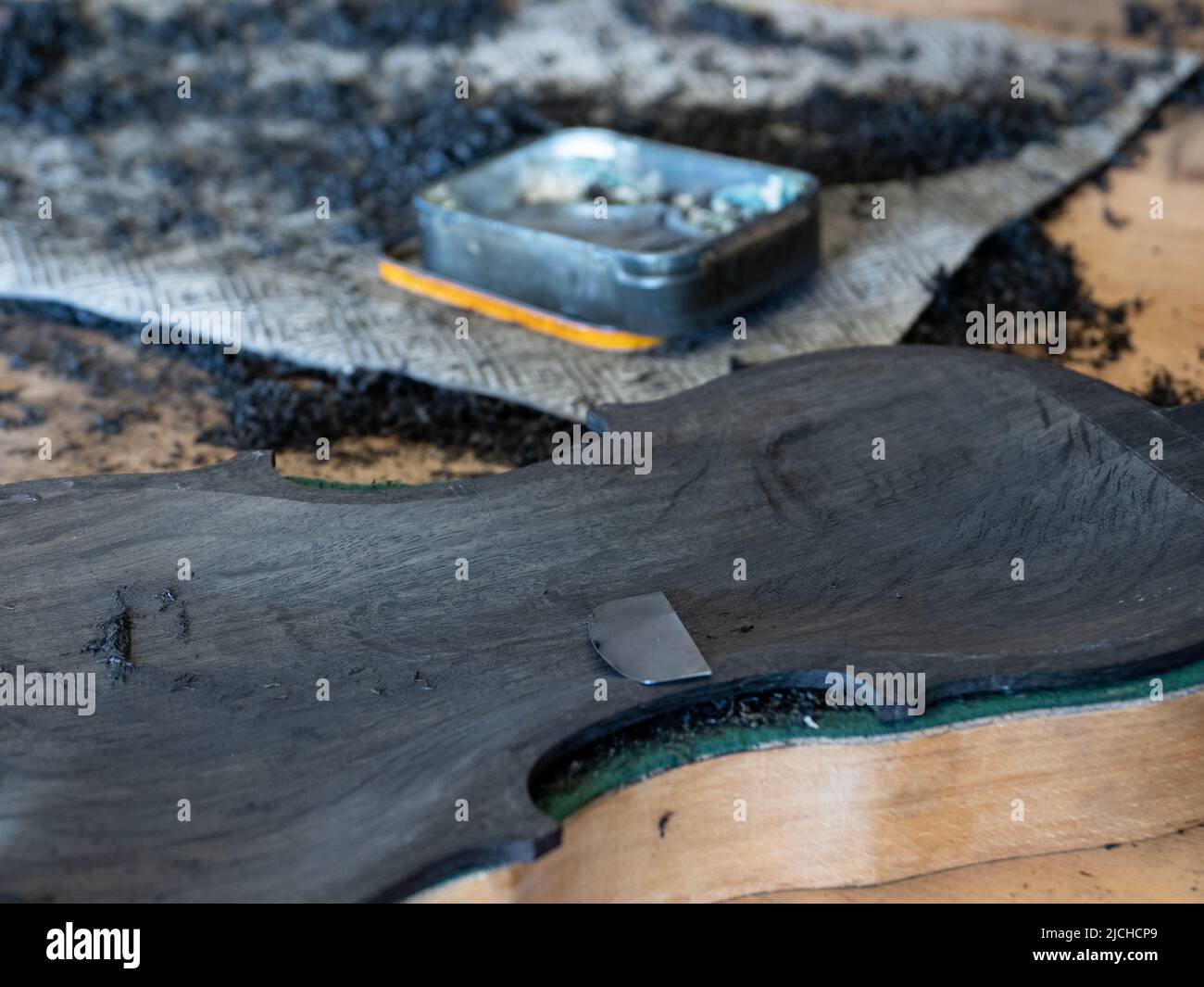 Luthier costruzione di un violino con legno da una vecchia quercia di palude 5000yr Foto Stock