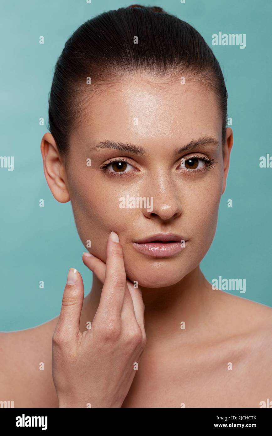 Donna ritratto su sfondo blu, bellezza naturale Foto Stock