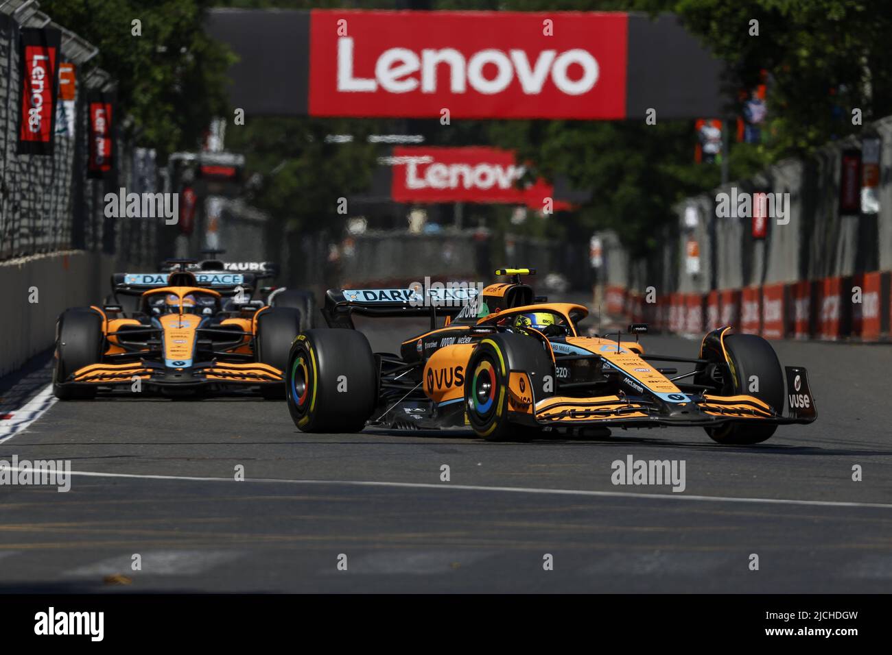 04 NORRIS Lando (gbr), McLaren F1 Team MCL36, 03 RICCIARDO Daniel (aus), McLaren F1 Team MCL36, in azione durante il Gran Premio di Formula 1 dell'Azerbaigian 2022, 8th round del Campionato Mondiale di Formula uno FIA 2022, sul circuito cittadino di Baku, dal 10 al 12 giugno 2022 a Baku, Azerbaigian - Foto: DPPI/DPPI/LiveMedia Foto Stock