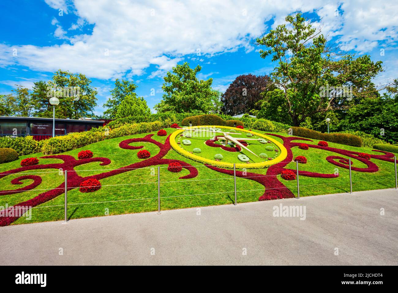 L'orologio dei fiori o l'horloge fleurie è un simbolo dei guardiani della città, situato nel parco Jardin Anglais nella città di Ginevra in Svizzera Foto Stock