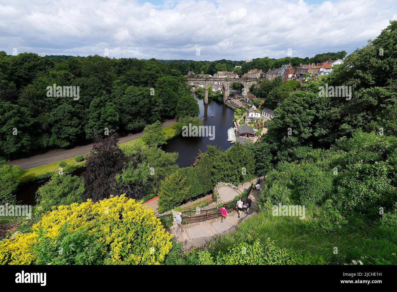 Una vista sul fiume Nidd e Viadotto a Knaresbrough, North Yorkshire, Regno Unito Foto Stock