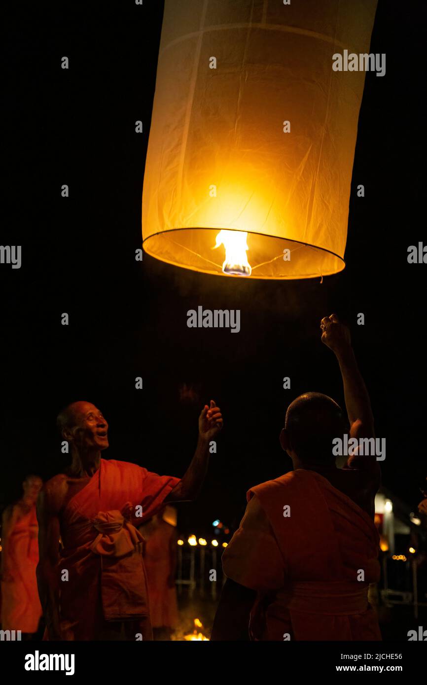 I monaci buddisti rilasciando lanterne, Yeepeng Lanna Lanterna Internazionale Festival, Dhutanka Lanna, Chiang Mai, Thailandia Foto Stock