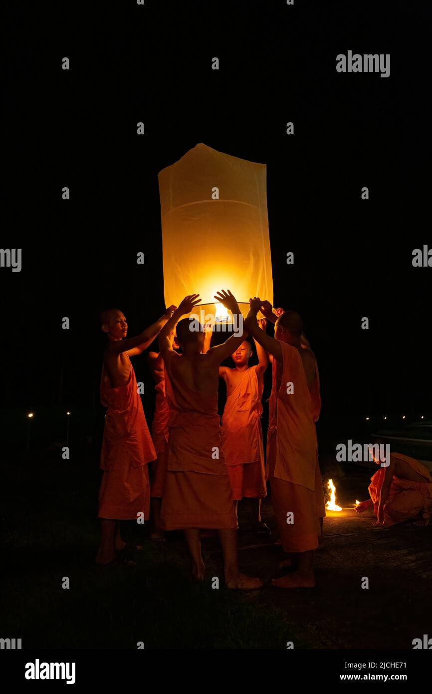 I monaci buddisti rilasciando lanterne, Yeepeng Lanna Lanterna Internazionale Festival, Dhutanka Lanna, Chiang Mai, Thailandia Foto Stock