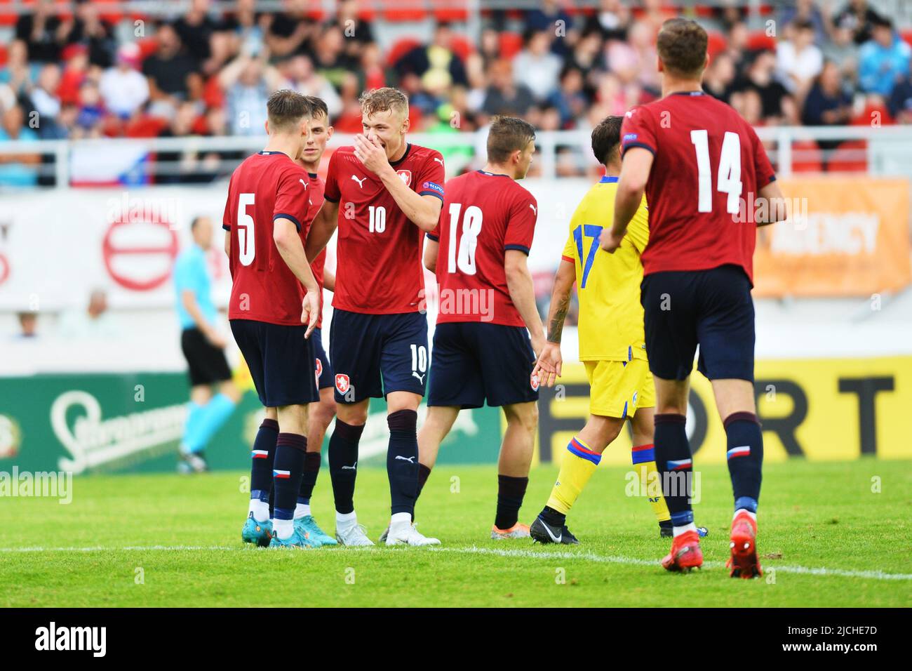 Brno, Repubblica Ceca. 13th giugno 2022. L-R Krystof Danek, Adam Karabec, David Pech (tutti cechi), Adrian Gomes (Andorra) e Daniel fila (ceco) sono stati visti durante la partita finale disputata in qualifica per il campionato europeo U-21, Repubblica Ceca vs Andorra, il 13 luglio 2022, a Brno, Repubblica Ceca. Credit: Patrik Uhlir/CTK Photo/Alamy Live News Foto Stock