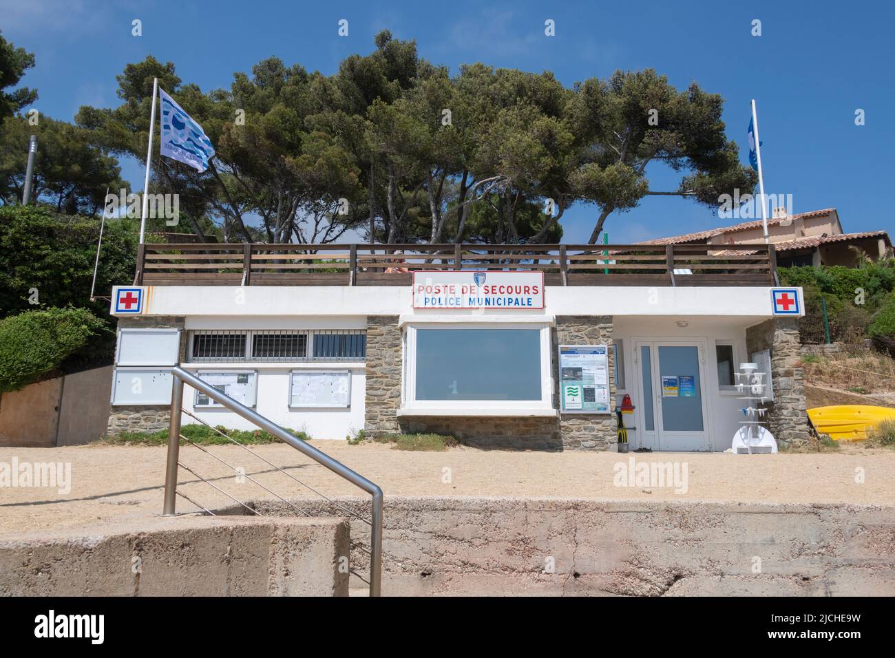 Stazione di polizia e posta di pronto soccorso sul fronte spiaggia di Gigaro Beach, Var, Provence-Alpes-Côte d'Azur, Francia. Foto Stock