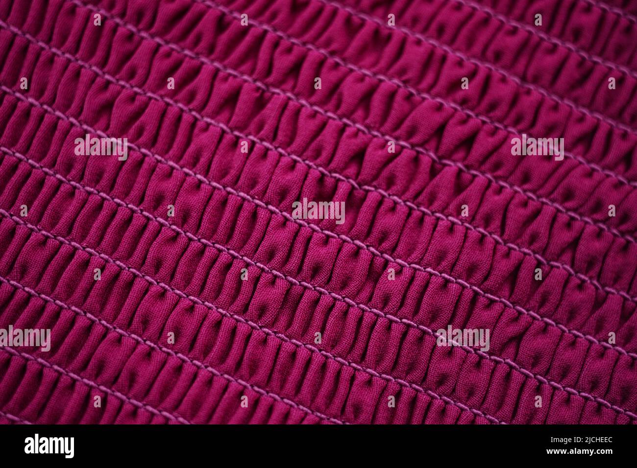 Fascia elastica in tessuto rosa cucita con filo Foto Stock