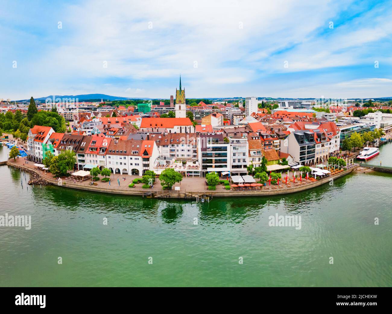 Vista panoramica aerea della città vecchia di Friedrichshafen. Friedrichshafen è una città sulle rive del lago di Costanza o Bodensee in Baviera, Germania. Foto Stock