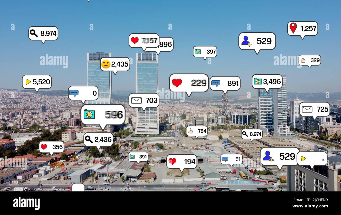 Le icone dei social media volano sul centro della città mostrando la connessione tra persone tramite la piattaforma applicativa del social network . Concetto per online Foto Stock