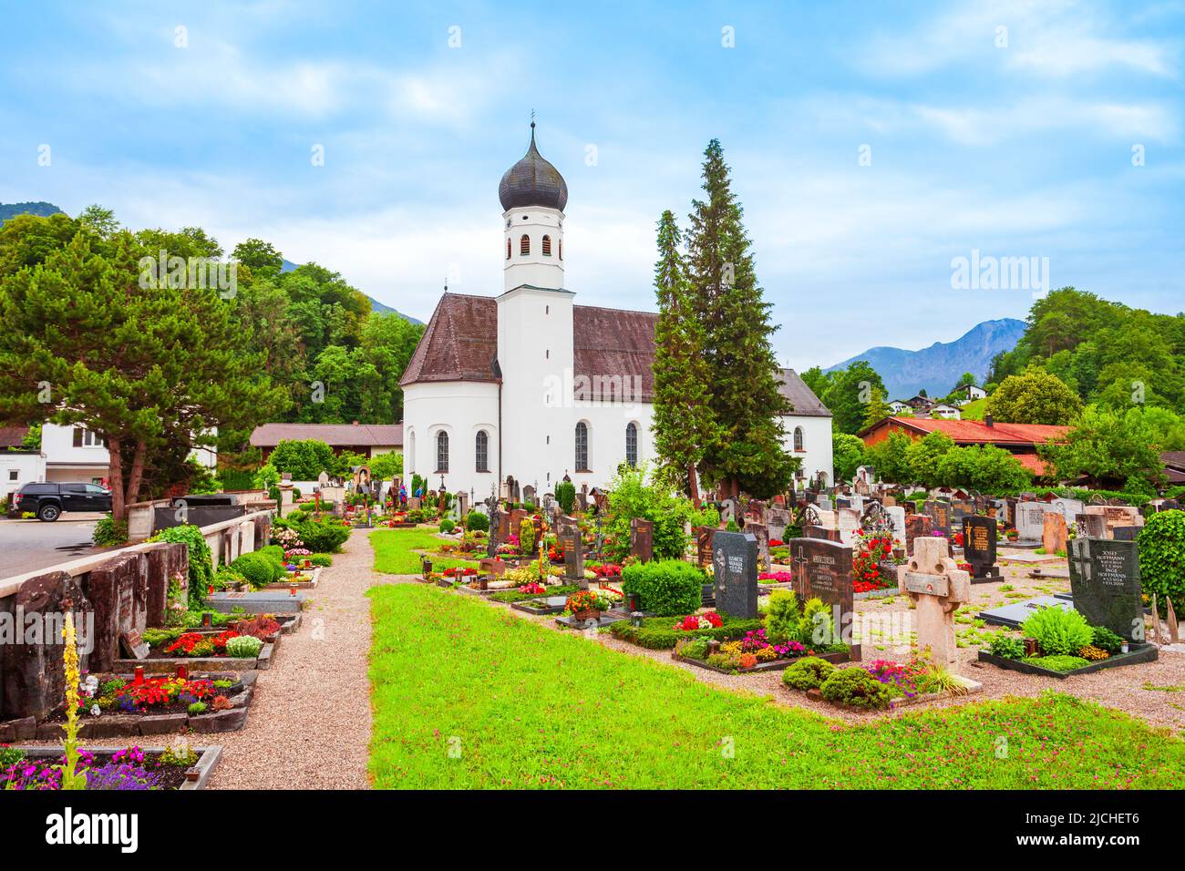 La chiesa parrocchiale cattolica romana di San Michele si trova nella città di Kochel am See presso il Kochelsee o il lago di Kochel in Baviera, Germania Foto Stock