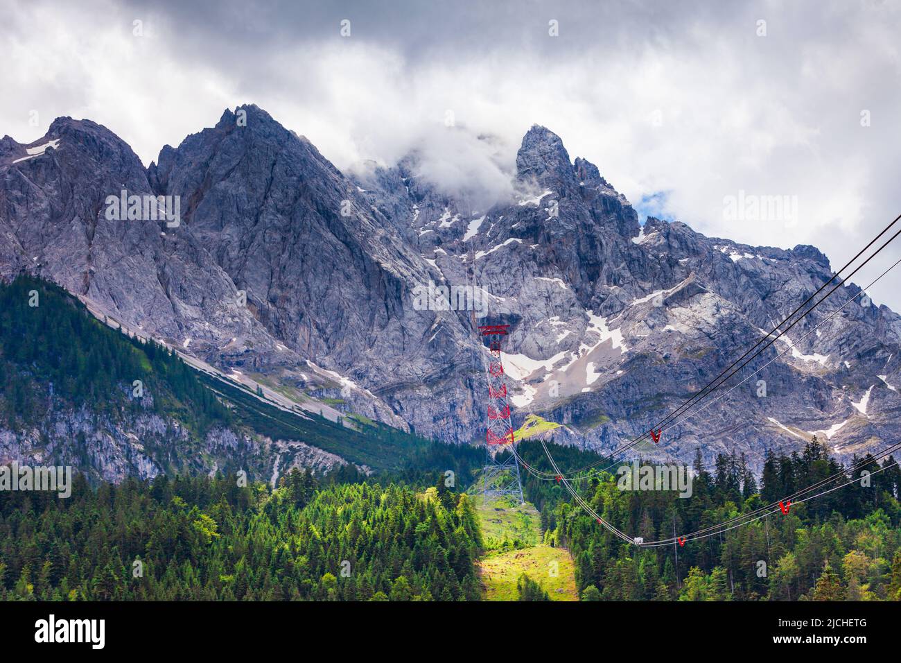 Zugspitze e Alpi Alpspitze vista panoramica dalla città di Garmisch-partenkirchen in Baviera, Germania meridionale Foto Stock