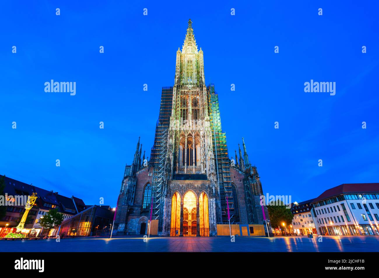 Ulm Minster o Ulmer Munster Cathedral è una chiesa luterana situata a Ulm, in Germania. Attualmente è la chiesa più alta del mondo. Foto Stock