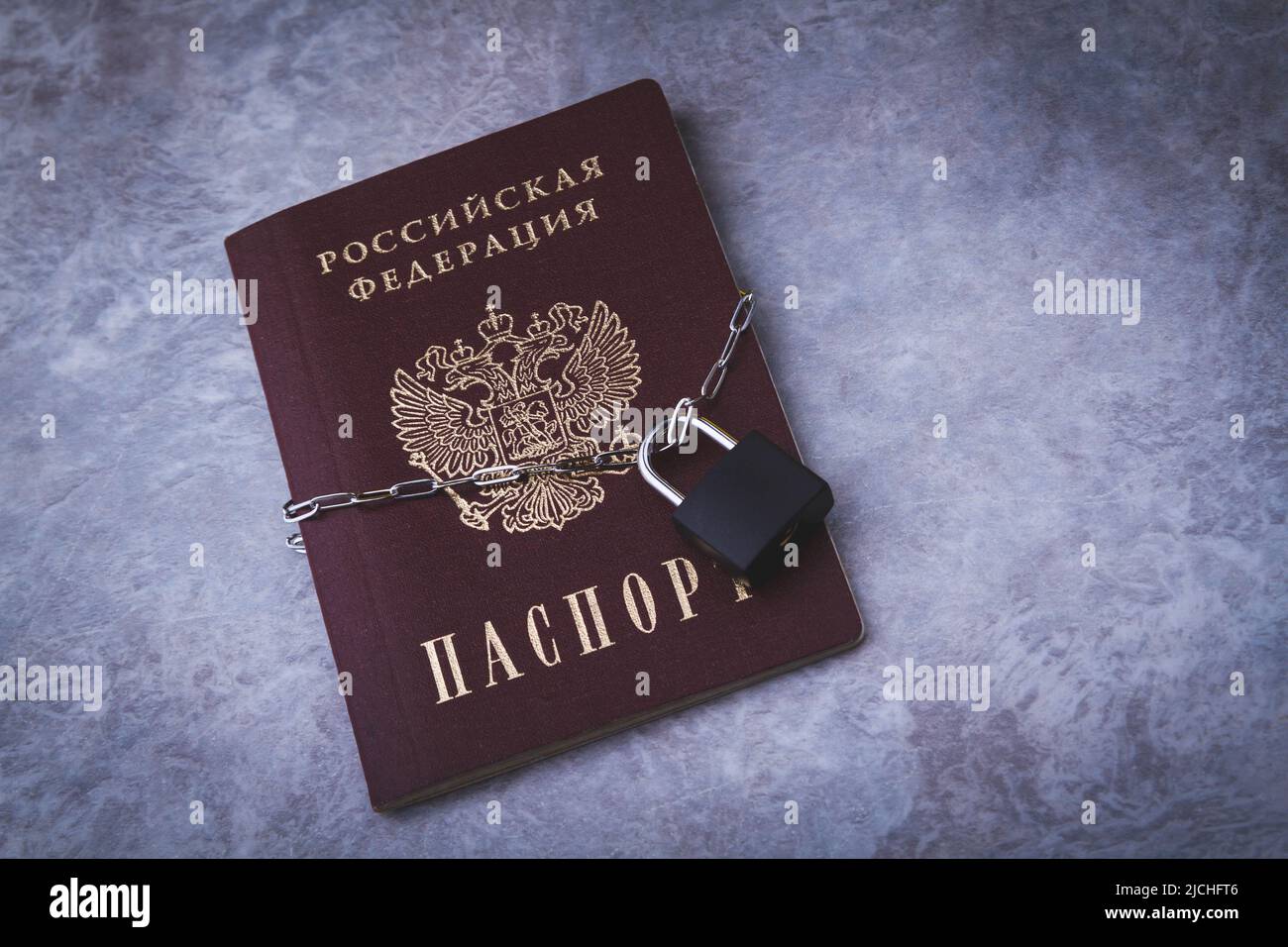 Divieto per i cittadini russi. Passaporto bloccato. Bordi chiusi. Restrizioni di viaggio per persone provenienti dalla Russia. Acquisto di biglietti all'estero. Foto Stock