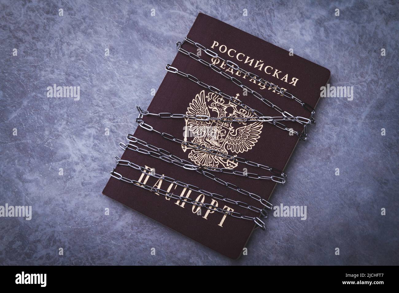 Divieto per i cittadini russi. Passaporto bloccato. Bordi chiusi. Restrizioni di viaggio per persone provenienti dalla Russia. Acquisto di biglietti all'estero. Foto Stock