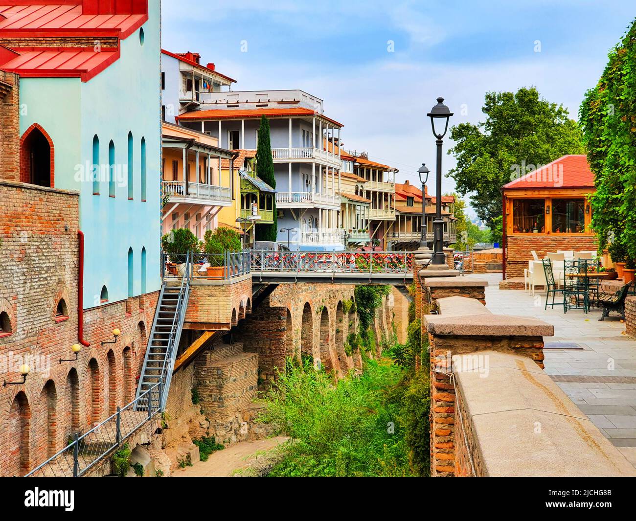 Il Canyon di Leghvtakhevi nell'antico quartiere di Abanotubani, nel centro storico di Tbilisi. Tbilisi è la capitale e la più grande città della Georgia sulle rive del Ku Foto Stock