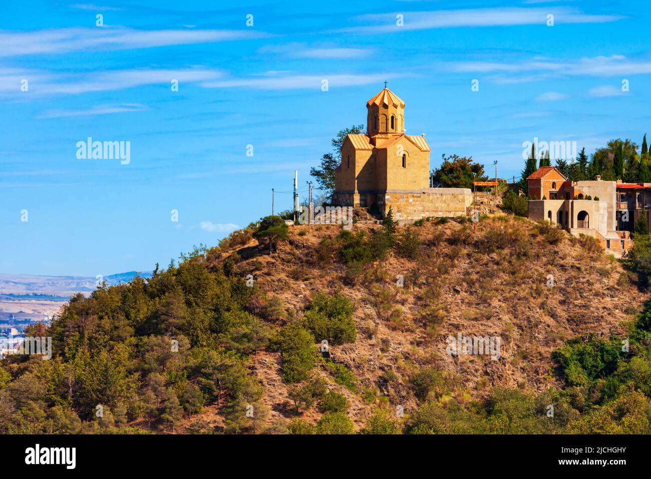 Tabor Monastero della trasformazione vista panoramica aerea nel centro storico di Tbilisi. Tbilisi è la capitale e la più grande città della Georgia sulle rive o Foto Stock