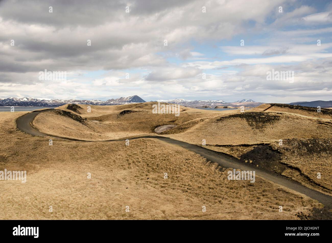 Sentiero percorre la zona con pseudocratori, o coni senza picchiettoni, nella zona di Myvatn in Islanda Foto Stock
