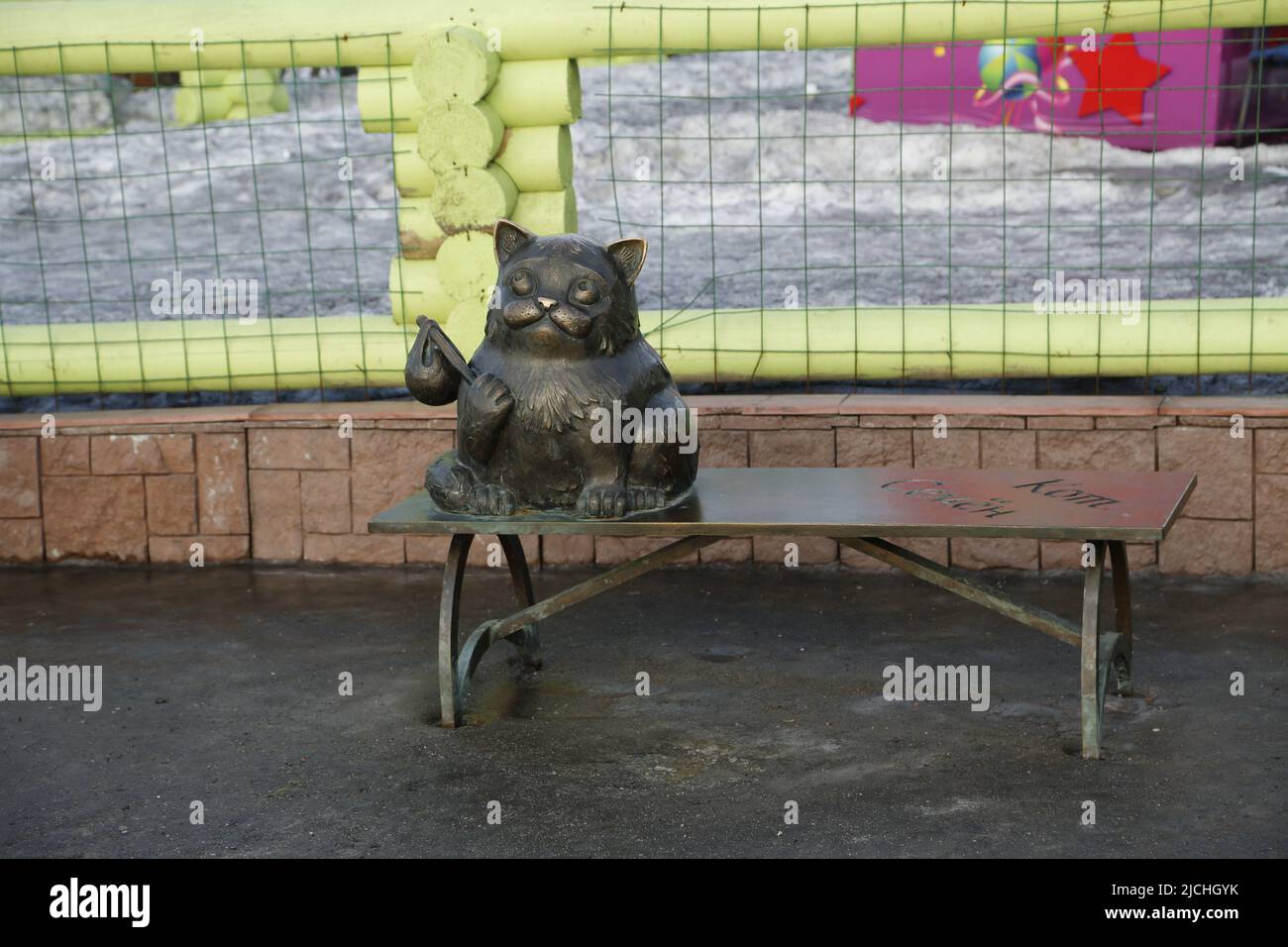 Statua di Semyon il gatto a Murmansk, Russia, che viaggiò a casa da Mosca; divenne un simbolo di coraggio e devozione per i residenti di Murmansk Foto Stock