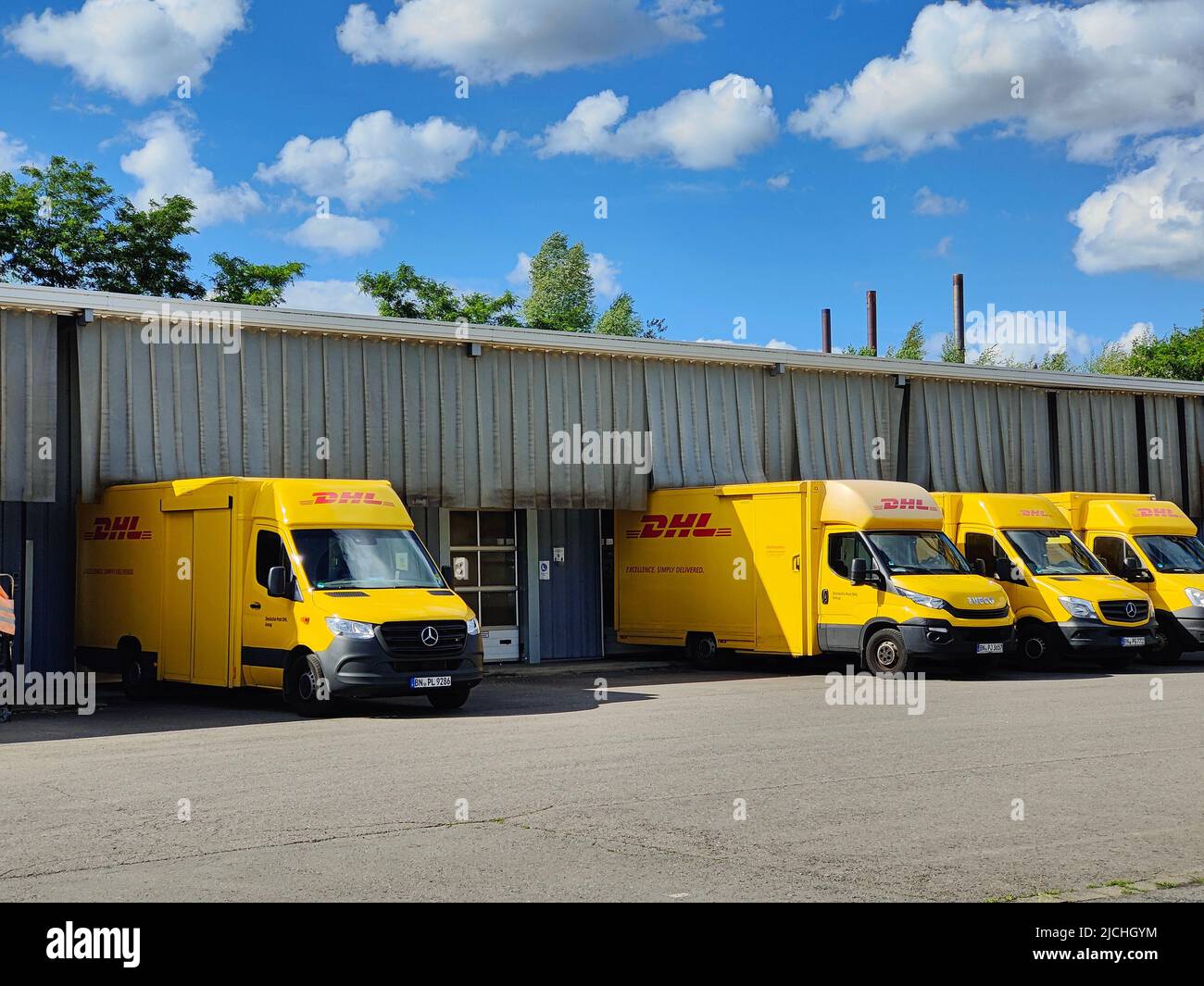 Dhl post car immagini e fotografie stock ad alta risoluzione - Alamy