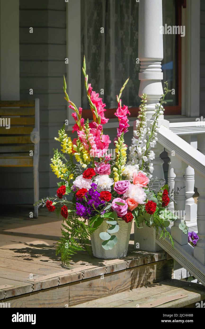 Fiori arrangiamento, gradini, Historic Stewart Farm, Elgin Heritage Park, Crescent Beach, Surrey, British Columbia, Canada Foto Stock