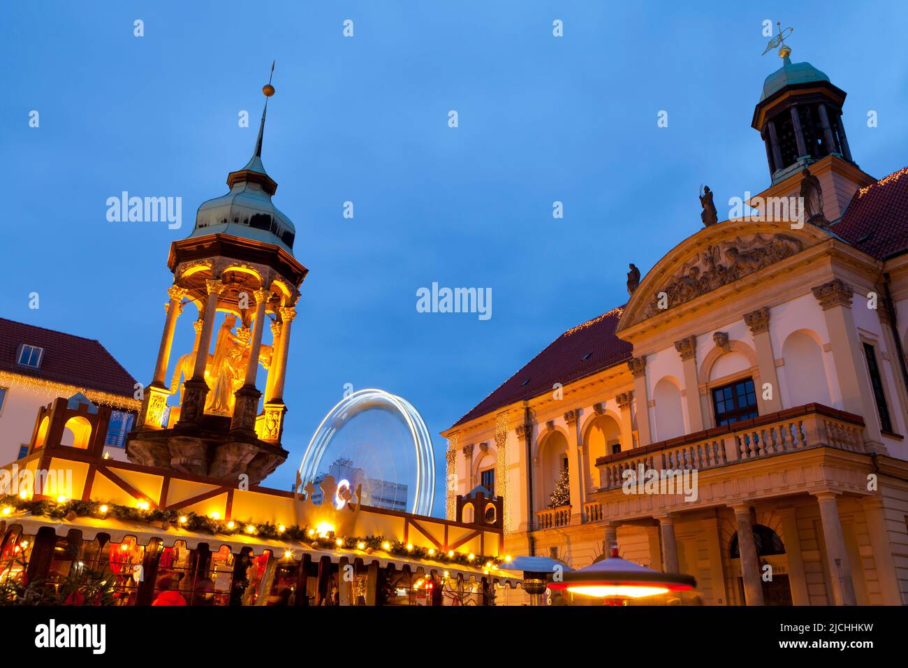 Mercatino di Natale nell'AlterMarkt di fronte al municipio barocco, Magdeburg, Sassonia-Anhalt, Germania. Foto Stock