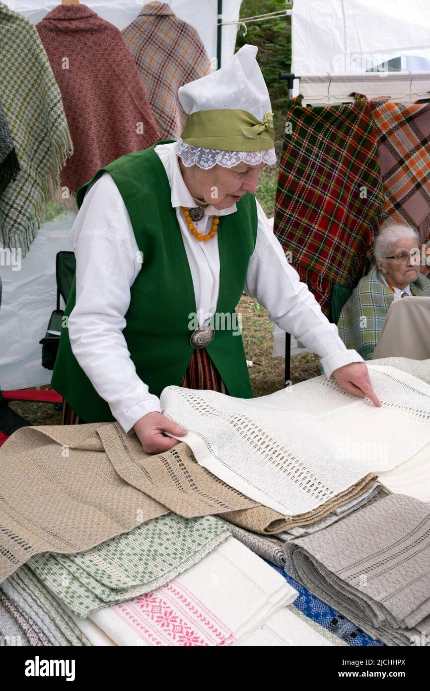 Artigiswomen mostra coperte di lino al Museo Etnografico all'aperto della Lettonia Foto Stock