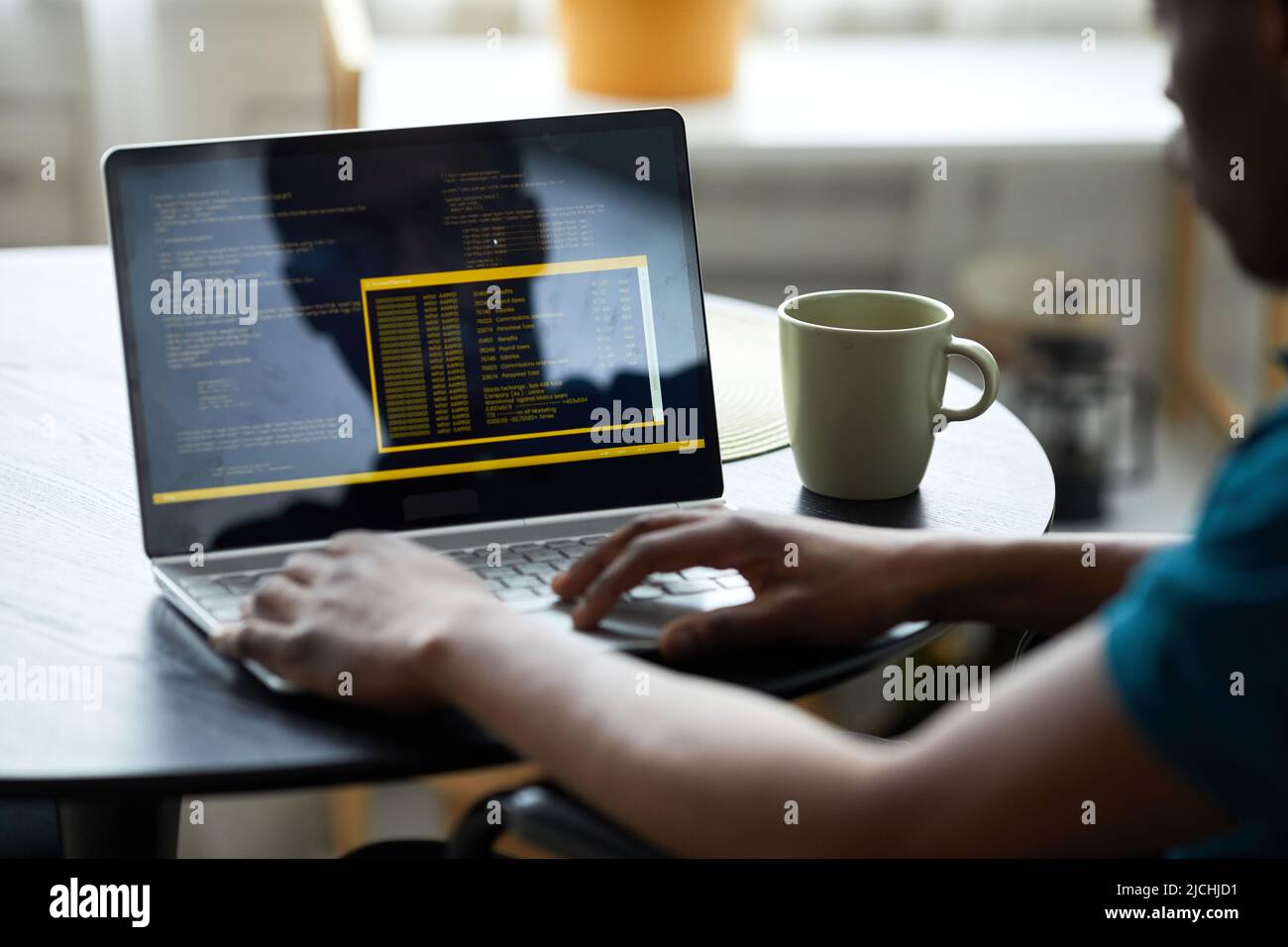 Primo piano del giovane uomo con codice di scrittura di disabilità sullo schermo del computer, spazio di copia Foto Stock