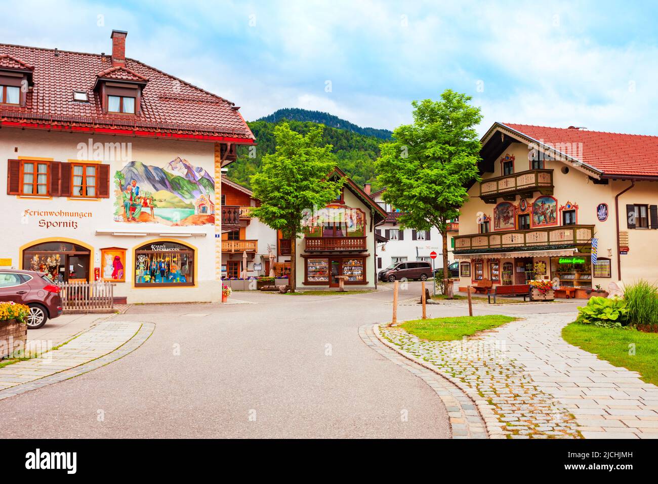 Mittenwald, Germania - 01 luglio 2021: Bellezza case locali decorate con Luftlmalerei, arte bayern forma di pittura facciata nella città di Mittenwald in Baviera Foto Stock