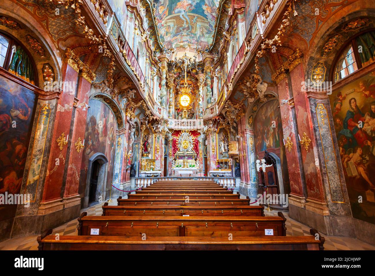 Monaco di Baviera, Germania - 07 luglio 2021: La chiesa di Asam o St. Johann Nepomuk o Asamkirche è una chiesa barocca nella città di Monaco di Baviera, Germania meridionale Foto Stock