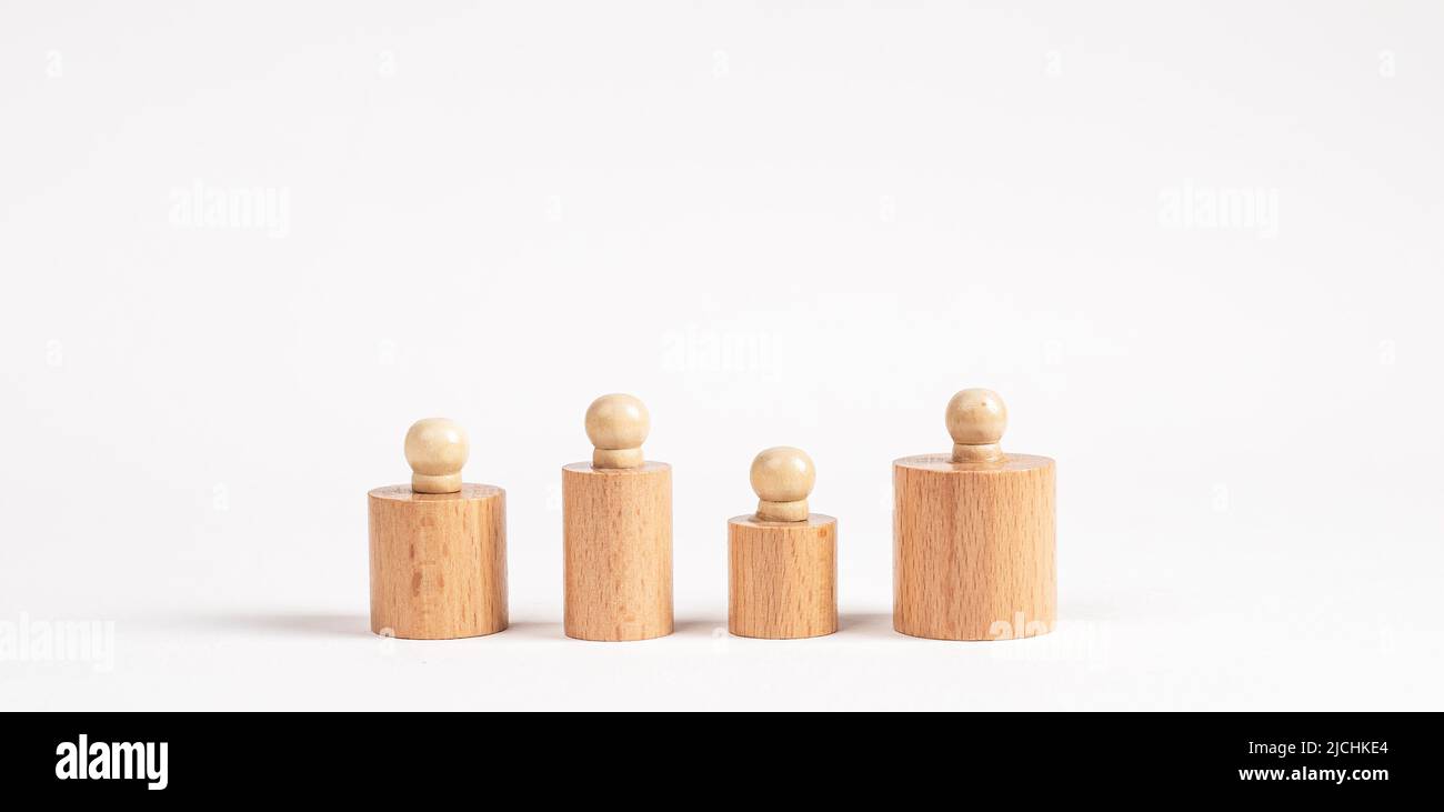 Montessori fila di cilindri knobbled di diverse dimensioni e altezza. Concetto di diversità sociale in stile astratto . Foto di alta qualità Foto Stock