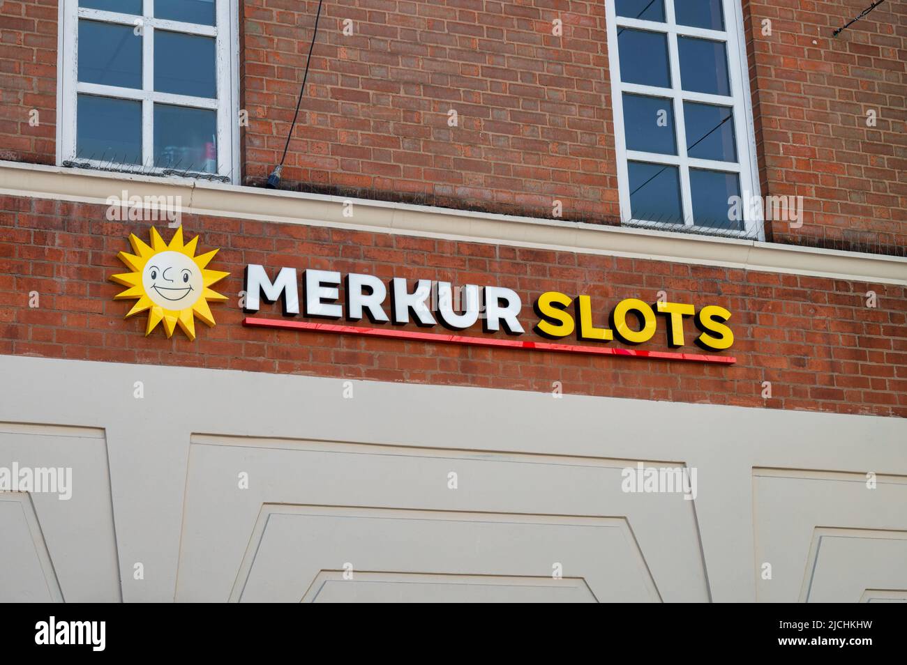Chesterfield, UK- 14 maggio 2022: Il segno per Merkur Slots in Chesterfield Inghilterra Foto Stock