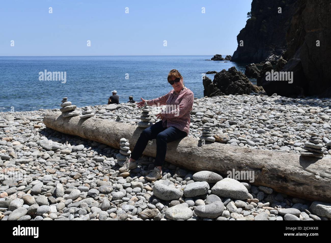 Pila di pietra o pila di roccia sulla spiaggia di ciottoli Catalogna, Spagna Foto Stock
