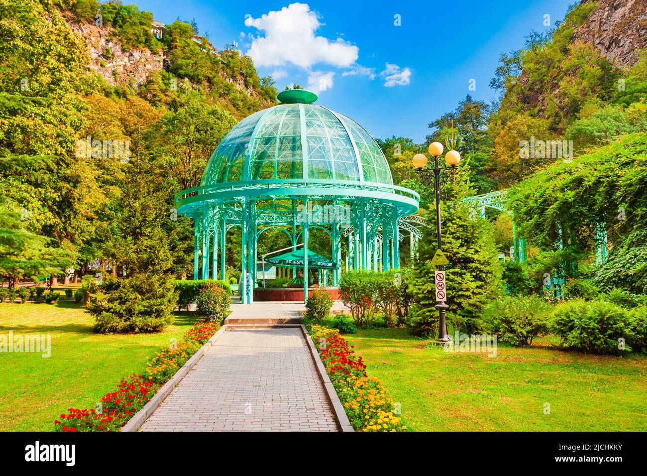 Borjomi, Georgia - 01 settembre 2021: Padiglione di vetro sopra le sorgenti termali di acqua minerale nel parco centrale di Borjomi. Borjomi è una città di villeggiatura a Santskhe Foto Stock