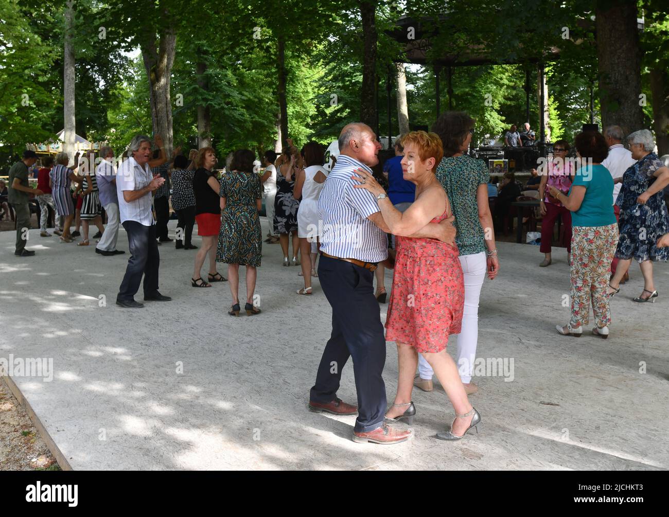 Ballare nel parco la domenica pomeriggio a Bourges, nel centro della Francia. Foto Stock