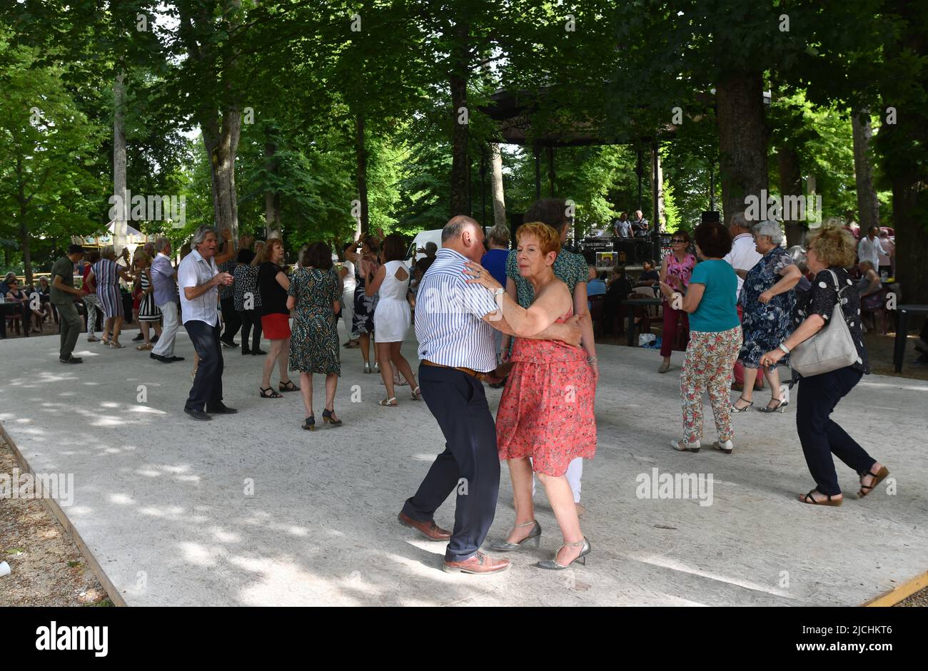 Ballare nel parco la domenica pomeriggio a Bourges, nel centro della Francia. Foto Stock