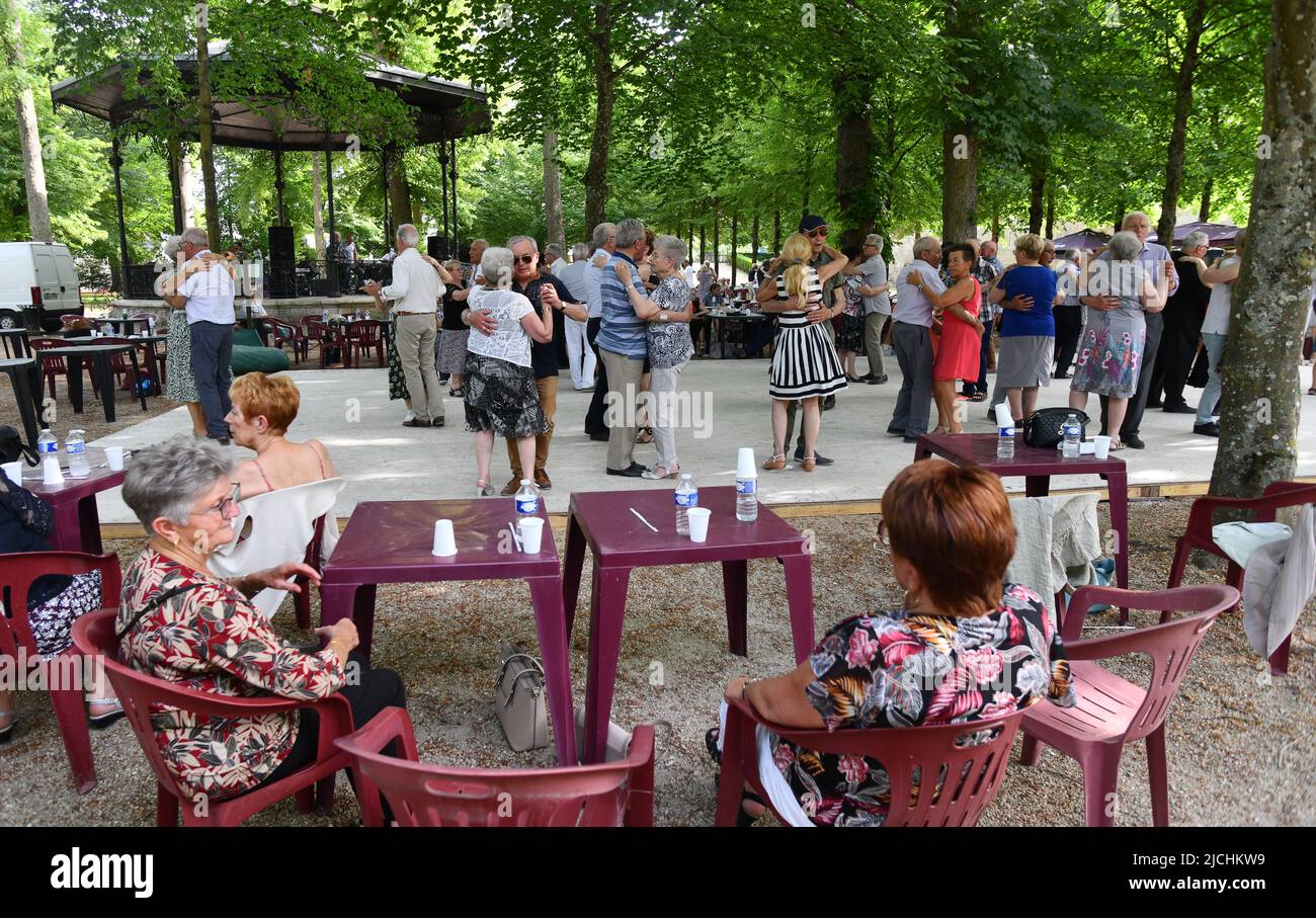 Ballare nel parco la domenica pomeriggio a Bourges, nel centro della Francia. Foto Stock
