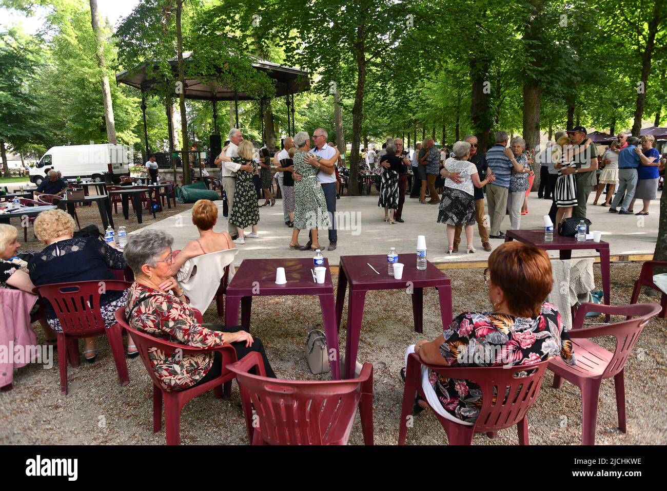 Ballare nel parco la domenica pomeriggio a Bourges, nel centro della Francia. Foto Stock