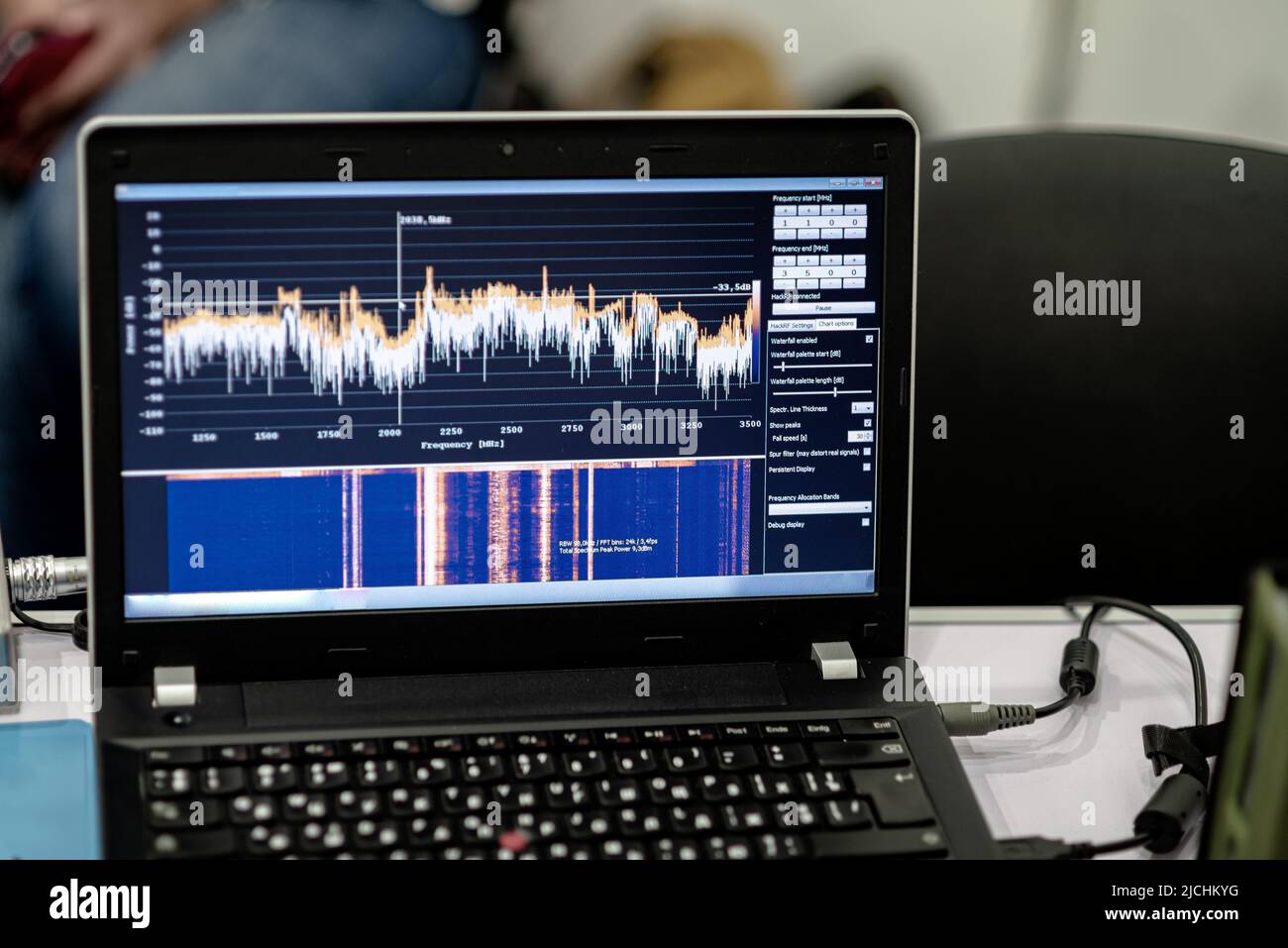 Analisi spettrale del rumore bianco sullo schermo di un laptop. Foto Stock