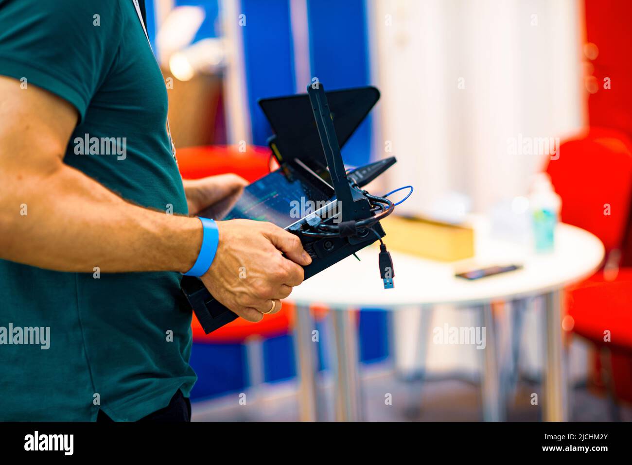 Analizzatore di spettro portatile per la misurazione e il monitoraggio dei segnali radio. Foto Stock