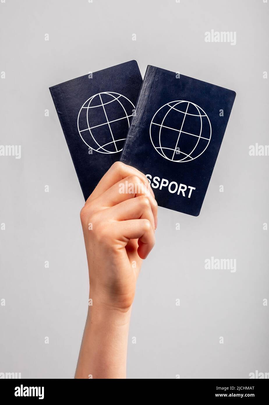 Mano donna con due passaporti. Vacanza in famiglia, concetto di viaggio insieme. Identità, verifica della nazionalità. Foto di alta qualità Foto Stock